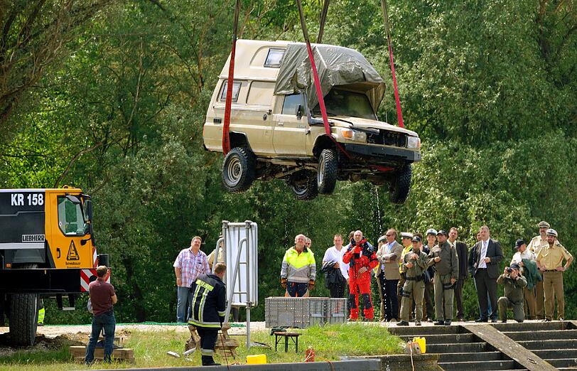 Hier zieht die Polizei das Wohnmobil der vermissten Ehepaares aus der Donau. Die Bilder.