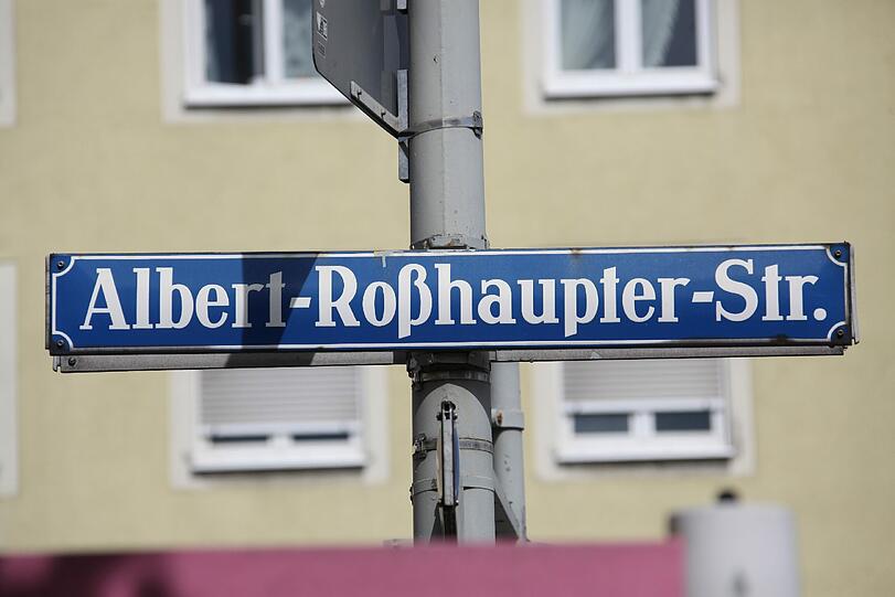 "Die Baustelle an der Alber-Roßhaupter-Straße ist für Fußgänger lebensgefährlich".
