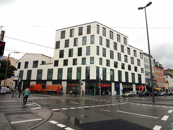 PLATZ 22: OBERGIESING Hertie-Umbau sei Dank! Jetzt gibt's hier endlich wieder ein paar Geschäfte mehr im Umkreis der Tegernseer Landstraße. Der Rest ist sehr kleinteilig, 
MAGNETE: Tegernseer Landstraße, HIT
FAZIT: Vielleicht kommt ja noch was am neuen Agfa-Gelände - bis dahin stellen die Nahversorger immerhin die "Grundversorgung" sicher.