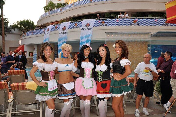 Hauptsache kurz und knapp heißt die Devise bei der Dirndl-Mode in Las Vegas: Auch die Wüstenstadt im US-Bundesstaat Nevada eifert der Wiesn nach. Veranstalter ist das Hofbräuhaus in Las Vegas.