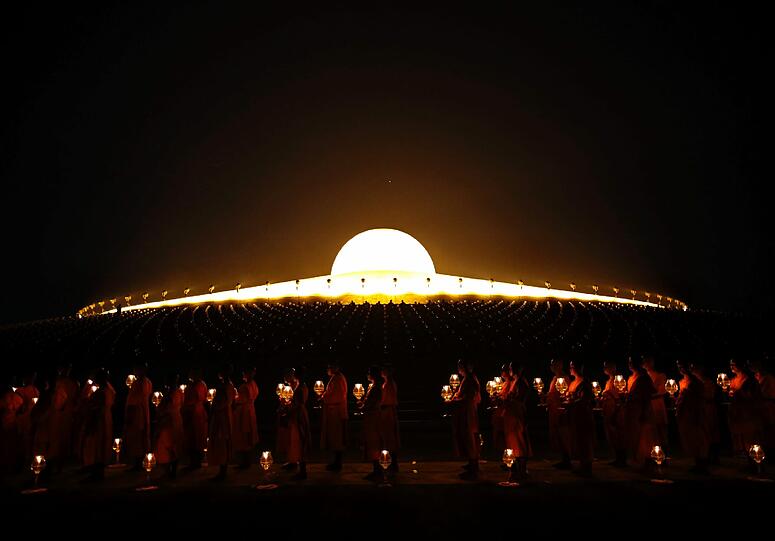 Eine Ufo-Landung? Nicht ganz. An dieser heiligen Stätte, dem Tempel Wat Phra Dhammakaya nördlich der thailändischen Hauptstadt, begehen buddhistische Mönche den Feiertag Makha Bucha.