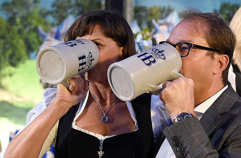 In der Bayrischen Landesvertretung in Berlin fand am Mittwoch der traditionelle Berliner Auftakt zum Münchner Oktoberfest statt. Vor Ort waren unter anderem Volker Kauder, Ilse Aigner und Alexander Dobrindt. Die Bilder.