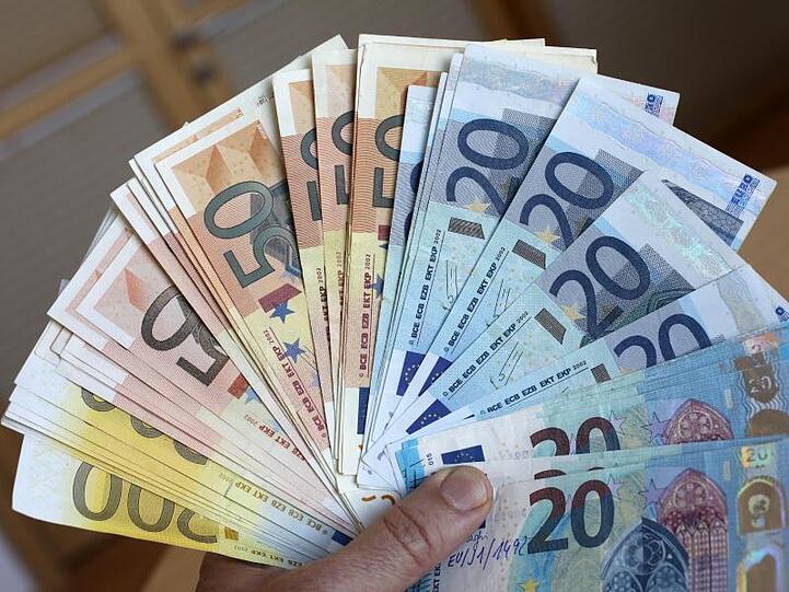 Sichergestelltes Falschgeld. Europol hat eine Geldfälscherbande überführt, die mehr als drei Millionen Banknoten im Wert von 233 Millionen Euro hergestellt und in Umlauf gebracht haben soll.
