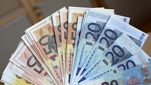 Sichergestelltes Falschgeld. Europol hat eine Geldfälscherbande überführt, die mehr als drei Millionen Banknoten im Wert von 233 Millionen Euro hergestellt und in Umlauf gebracht haben soll.