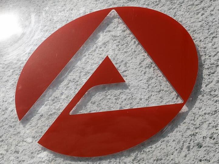 Ein Schild der Agentur für Arbeit hängt an einer Wand. Foto: Bernd Wüstneck/dpa/Archivbild
