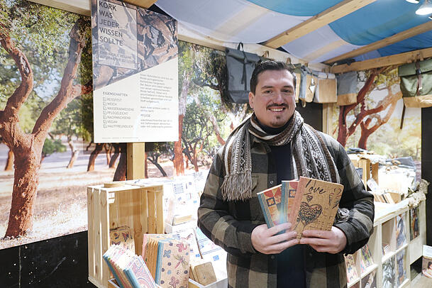Pablo Pajares setzt mittlerweile auf Kork statt auf Leder. Daraus produziert er Geldbörsen, Notizbücher und Etuis. Pablo Pajares setzt mittlerweile auf Kork statt auf Leder. Daraus produziert er Geldbörsen, Notizbücher und Etuis.