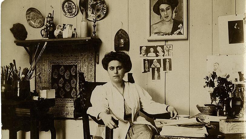 Olga Meerson lässt sich 1910 in ihrer Pariser Wohnung fotografieren, im Hintergrund hängt ihr Selbstbildnis. Olga Meerson lässt sich 1910 in ihrer Pariser Wohnung fotografieren, im Hintergrund hängt ihr Selbstbildnis.