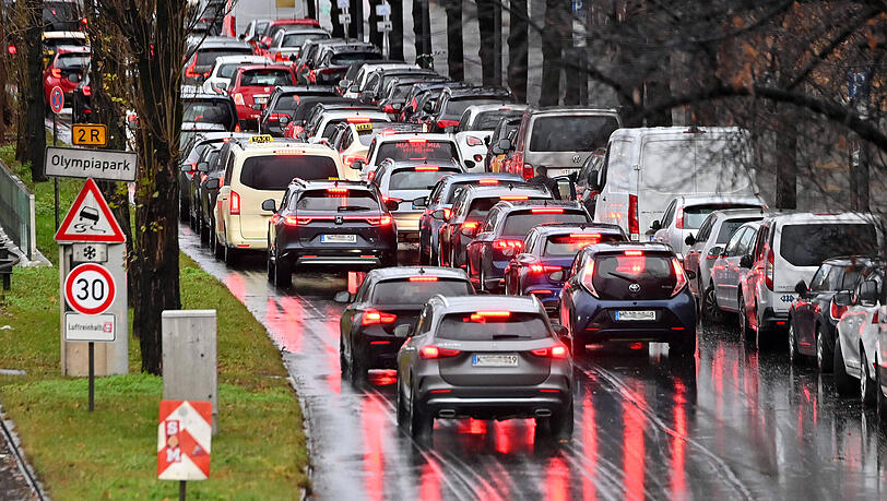 Dichter Verkehr bei Tempo 30 auf dem Mittleren Ring zwischen der Parkharfe am Olympiapark und der Donnersbergerbrücke. (Archivbild) Dichter Verkehr bei Tempo 30 auf dem Mittleren Ring zwischen der Parkharfe am Olympiapark und der Donnersbergerbrücke. (Archivbild)