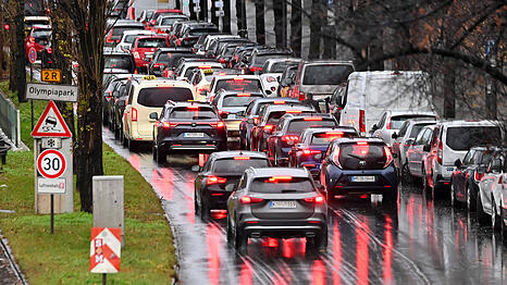 Dichter Verkehr bei Tempo 30 auf dem Mittleren Ring zwischen der Parkharfe am Olympiapark und der Donnersbergerbrücke. (Archivbild)