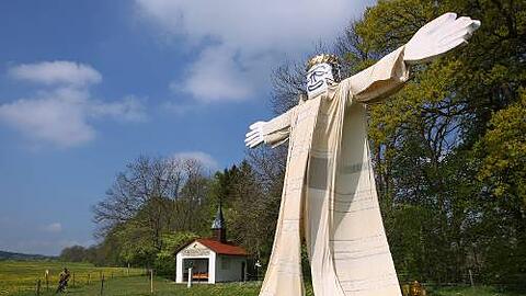 Ein zehn Meter hoher Riesen-Jesus - aus Protest.