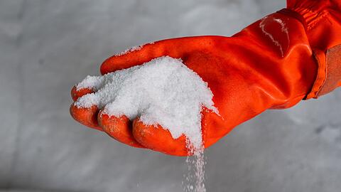 In Berlin ist der Einsatz von Streusalz auf Stra&szlig;en erlaubt, nicht jedoch auf Gehwegen.