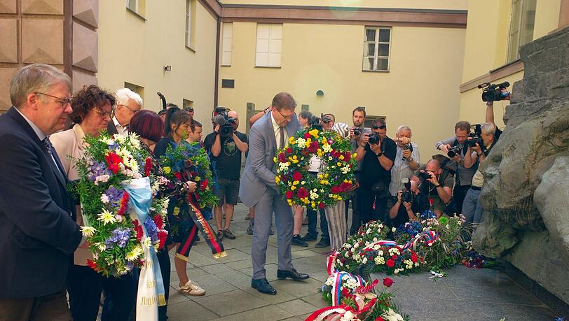 Zum Abschluss des Sudetendeutschen Tags wurden an einem ehemaligen Gestapo-Gefängnis Kränze und Blumen niedergelegt. Zum Abschluss des Sudetendeutschen Tags wurden an einem ehemaligen Gestapo-Gefängnis Kränze und Blumen niedergelegt.