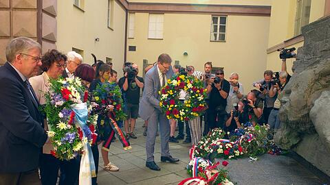 Zum Abschluss des Sudetendeutschen Tags wurden an einem ehemaligen Gestapo-Gef&auml;ngnis Kr&auml;nze und Blumen niedergelegt.