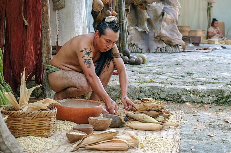 Um die Versorgung ihres Volkes zu gewährleisten, züchteten die Maya den Mais. Um die Versorgung ihres Volkes zu gewährleisten, züchteten die Maya den Mais.