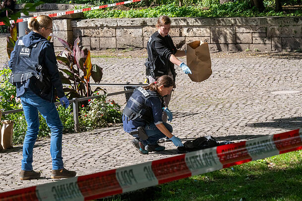 Polizistinnen sichern an einem echten Tatort im Alten Botanischen Garten Spuren. Polizistinnen sichern an einem echten Tatort im Alten Botanischen Garten Spuren.