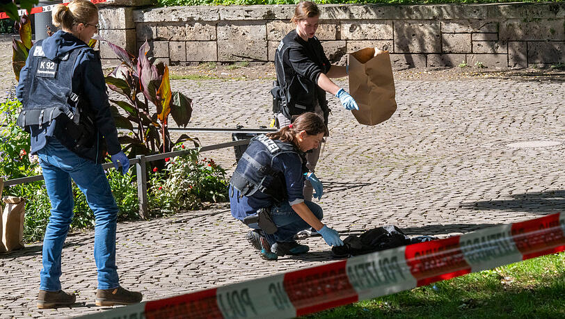 Polizistinnen sichern an einem echten Tatort im Alten Botanischen Garten Spuren. Polizistinnen sichern an einem echten Tatort im Alten Botanischen Garten Spuren.