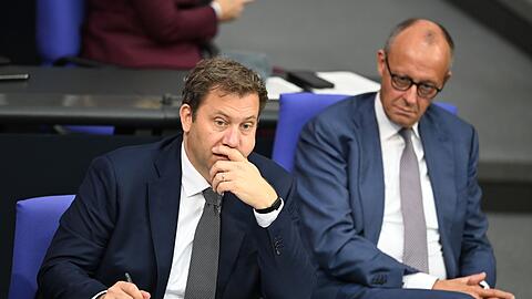 Merz und Klingbeil wirkten nachdenklich im Bundestag. Merz und Klingbeil wirkten nachdenklich im Bundestag.