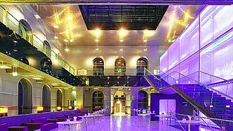 Eine aufwändige Lichtinszenierung verbirgt sich hinter der imposanten Gründerzeit-Fassade der ehemaligen Königlich-Bayerischen Post an der Bayerstraße 12. Gästen des Luxushotels Sofitel Munich Bayerpost ist der Starauftritt garantiert. Geführte Touren werden am Freitag zwischen 18 und 22.30 Uhr alle 30 Minuten angeboten. Foto: Jack Burlot