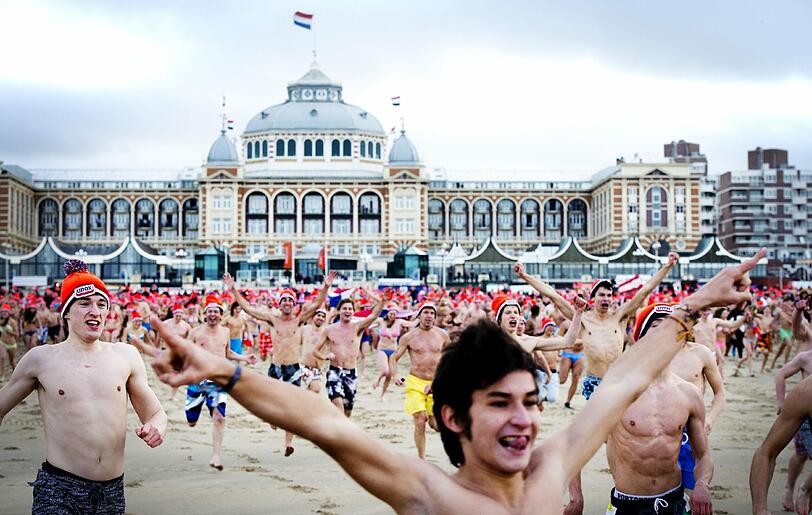 Ab ins Wasser: Rund 60 Niederländer rennen vor Den Haag zum Anbaden an Neujahr in die Nordsee.