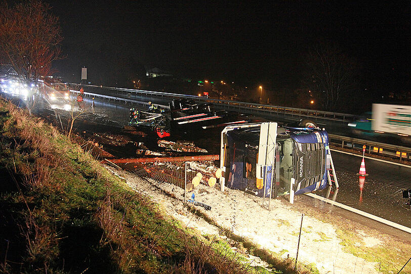 Auf der A8 bei Piding ist am Montagmorgen ein Holz-Laster umgekippt.