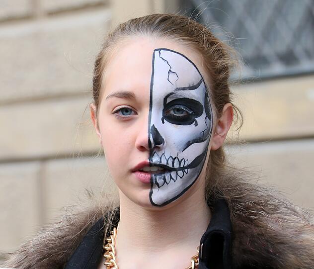 Eine Gesichtshälfte wurde zum Totenkopf geschminkt. Denn Pelz bedeutet immer Leid und Tod.