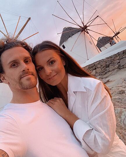 Sie sind verlobt und urlauben derzeit auf Mykonos: Simon Zoller und Laura Wontorra