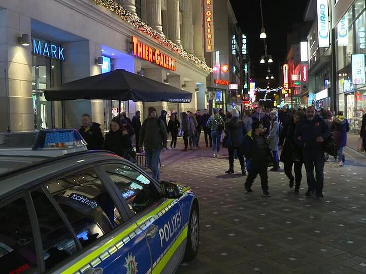 Ein Polizeiauto vor der Thier-Galerie. In dem Einkaufszentrum haben gezündete Böller Hunderte Menschen in Angst und Schrecken versetzt.