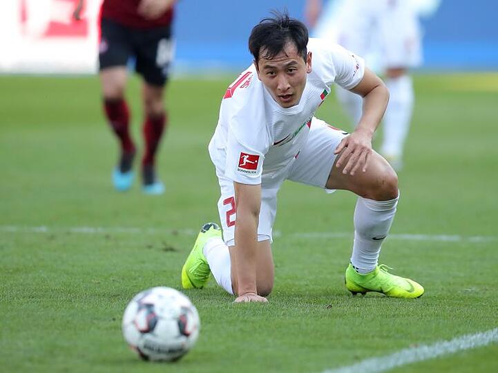 Augsburgs Dong-Won Ji in Aktion, hier beim Spiel gegen den 1. FC Nürnberg. Foto: Daniel Karmann/Archivbild