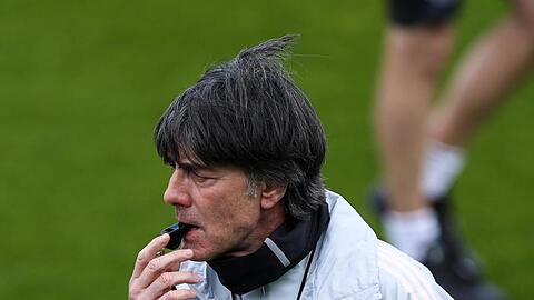 Bundestrainer Joachim Löw belastet seine EM-Spieler in den ersten Tagen in Österreich hart.