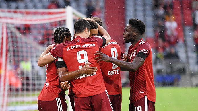 Sie wollen auch in dieser Saison um alle Titel kämpfen: Die Stars des FC Bayern um (v.l.) Serge Gnabry, Robert Lewandowski, Leon Goretzka und Alphonso Davies.