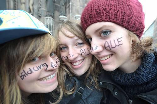 "Bildung für Alle" forderten gestern diese Schülerinnen.