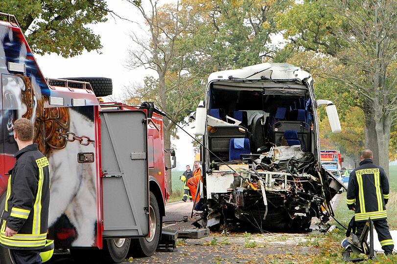 46 Touristen aus Sachsen-Anhalt waren auf einer Einkaufsfahrt ins polnische Pomellen, als der Unfall passierte. Die beiden Fahrer der Fahrzeuge kamen bei dem Crash ums Leben.
