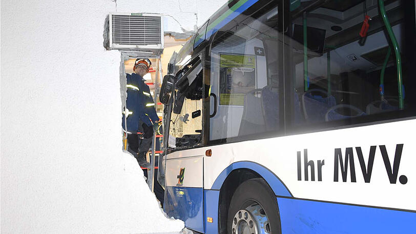 Der Bus krachte in die Hauswand, kam erst im Lotto-Geschäft zum Stehen...