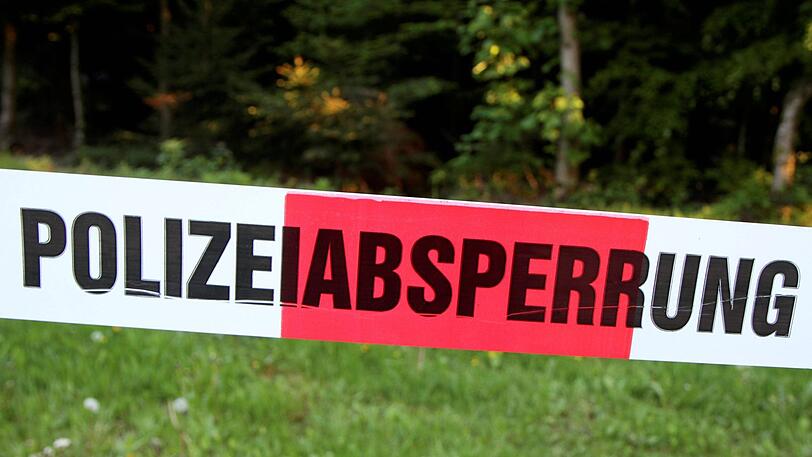 In einem Waldstück bei Lauf an der Pegnitz findet ein Pilzsammler die Leiche eines Mannes. (Symbolfoto)