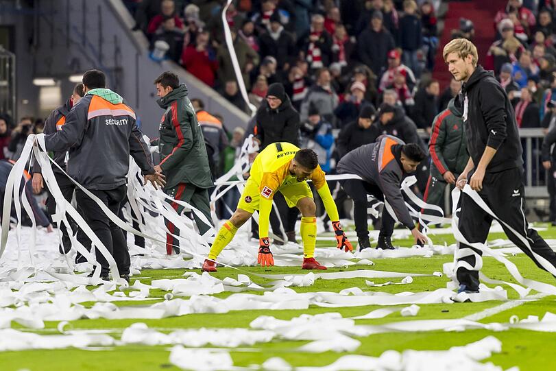 Nürnberg-Keeper Fabian Bredlow half mit, seinen Strafraum wieder spieltauglich zu machen.