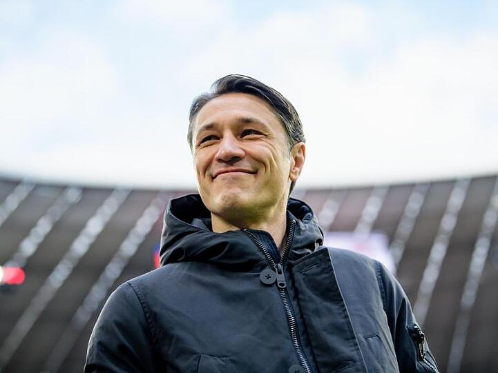 Trainer Niko Kovac vom FC Bayern München steht vor Spielbeginn am Spielfeldrand. Foto: Matthias Balk/Archiv