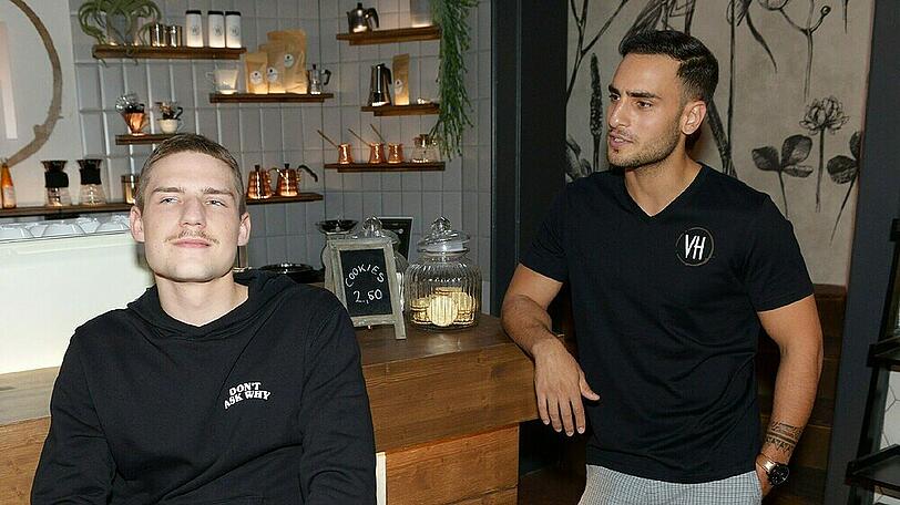 "GZSZ": Moritz (l.) will seinen erfolgreichen Deal mit Nihat feiern.