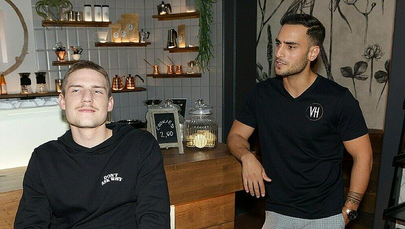 "GZSZ": Moritz (l.) will seinen erfolgreichen Deal mit Nihat feiern. "GZSZ": Moritz (l.) will seinen erfolgreichen Deal mit Nihat feiern.