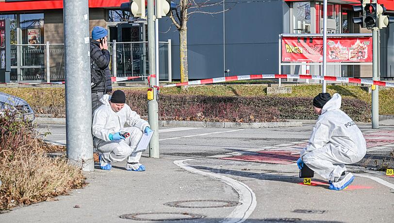 Die Spurensicherung war nach dem Messerangriff in dem Gesch&auml;ft und an der Stelle, an der auf den mutma&szlig;lichen T&auml;ter geschossen wurde, im Einsatz.