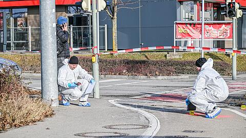 Die Spurensicherung war nach dem Messerangriff in dem Gesch&auml;ft und an der Stelle, an der auf den mutma&szlig;lichen T&auml;ter geschossen wurde, im Einsatz.