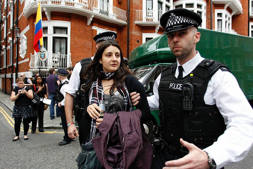 an der Botschaft von Ecuador: Tumulte in London um Julian Assange