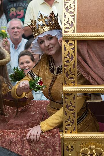 Böllerschüsse vom Burgberg kündigen den mittelalterlichen Hochzeitszug in Landshut an. Darauf haben die Besucher zum Teil stundenlang gewartet. Schließlich wird nur alle vier Jahre das historische Spektakel in Landshut aufgeführt. Die Bilder!