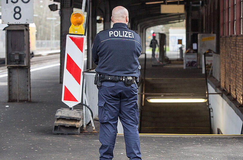Bilder vom Tatort in Herborn: Am Donnerstagmorgen wurde hier ein Polizist erstochen.
