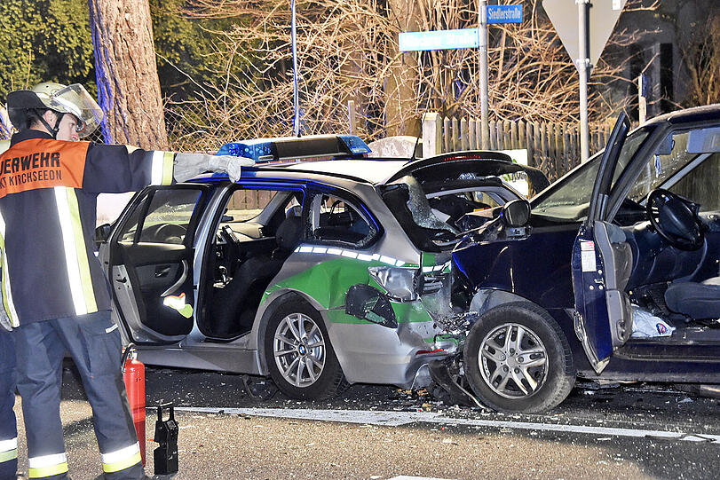 Die B 304 musste nach dem schweren Unfall für mehrere Stunden gesperrt werden - die Bilder vom Einsatz.