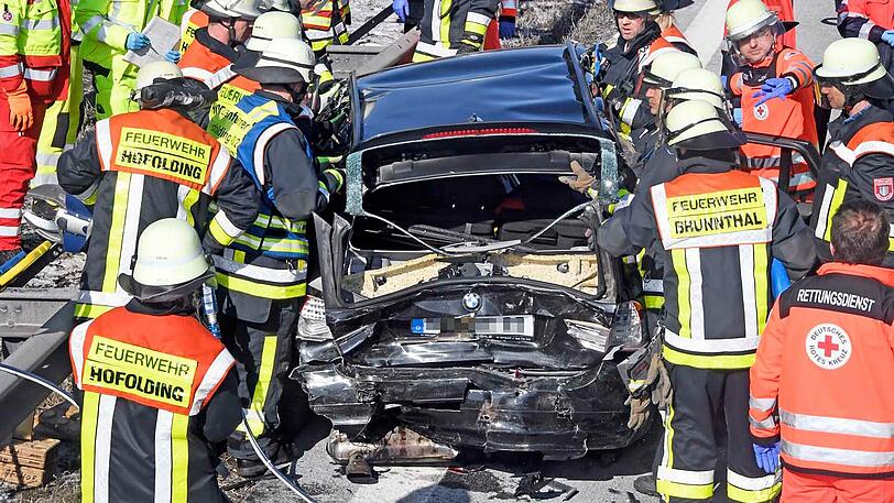 Zwei Personen wurden bei dem Unfall auf der A8 schwer verletzt. Etliche Gaffer auf der Gegenfahrbahn machten sogar Fotos vom Unfallort.