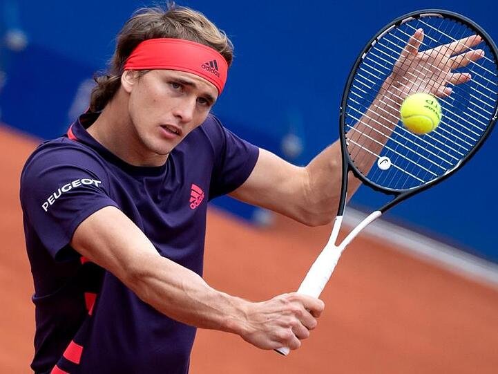 Alexander Zverev schlägt eine Rückhand. Foto: Sven Hoppe