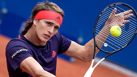 Alexander Zverev schlägt eine Rückhand. Foto: Sven Hoppe