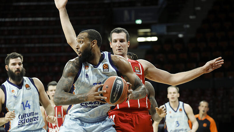Im Duell mit Paul Zipser (r.): Ex-Bayern-Star Derrick Williams. Im Duell mit Paul Zipser (r.): Ex-Bayern-Star Derrick Williams.