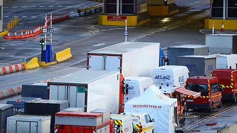 LKWs und PKWs reihen sich für die Fahrt durch den Eurotunnel von Dover nach Calais ein. Die britische-französisch Grenze soll über die Weihnachtsfeiertage offen bleiben und der Verkehr durch den Eurotunnel soll weitergehen.
