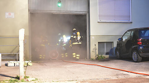 Einsatzkräfte der Feuerwehr gehen in die brennende Tiefgarage.